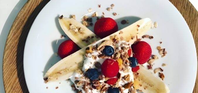 Gezonde banana split met yoghurt en vers fruit