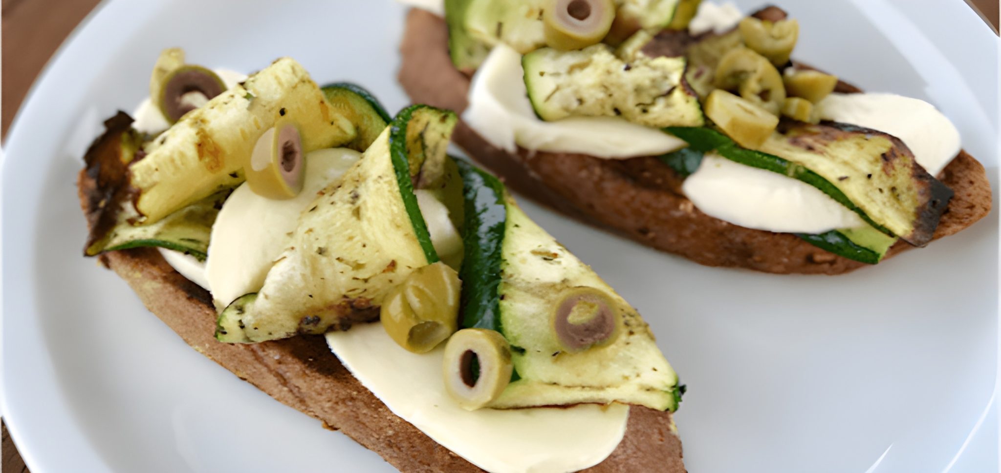 Krokante knoflooktoast met gegrilde courgette en mozzarella