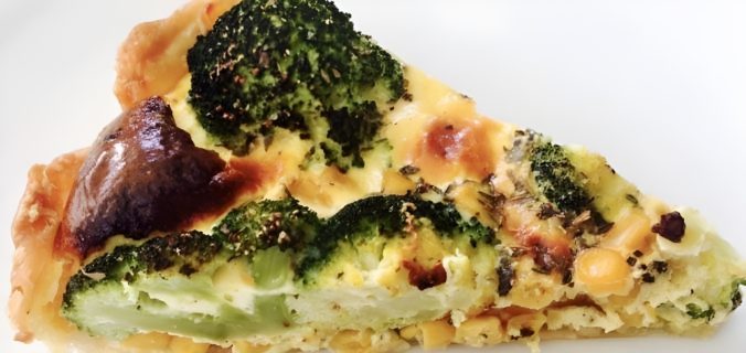 Close-up van een punt broccoli mais quiche met knapperige korst
