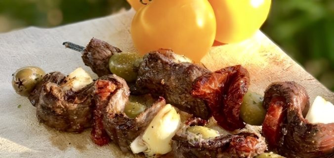 Gegrilde mediterraanse steak spies met perfecte garing op barbecue