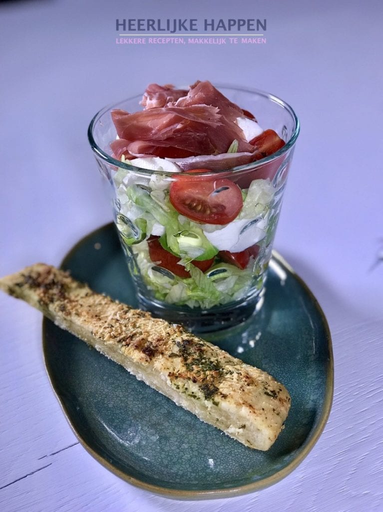 Knoflookbroodje met luxe salade