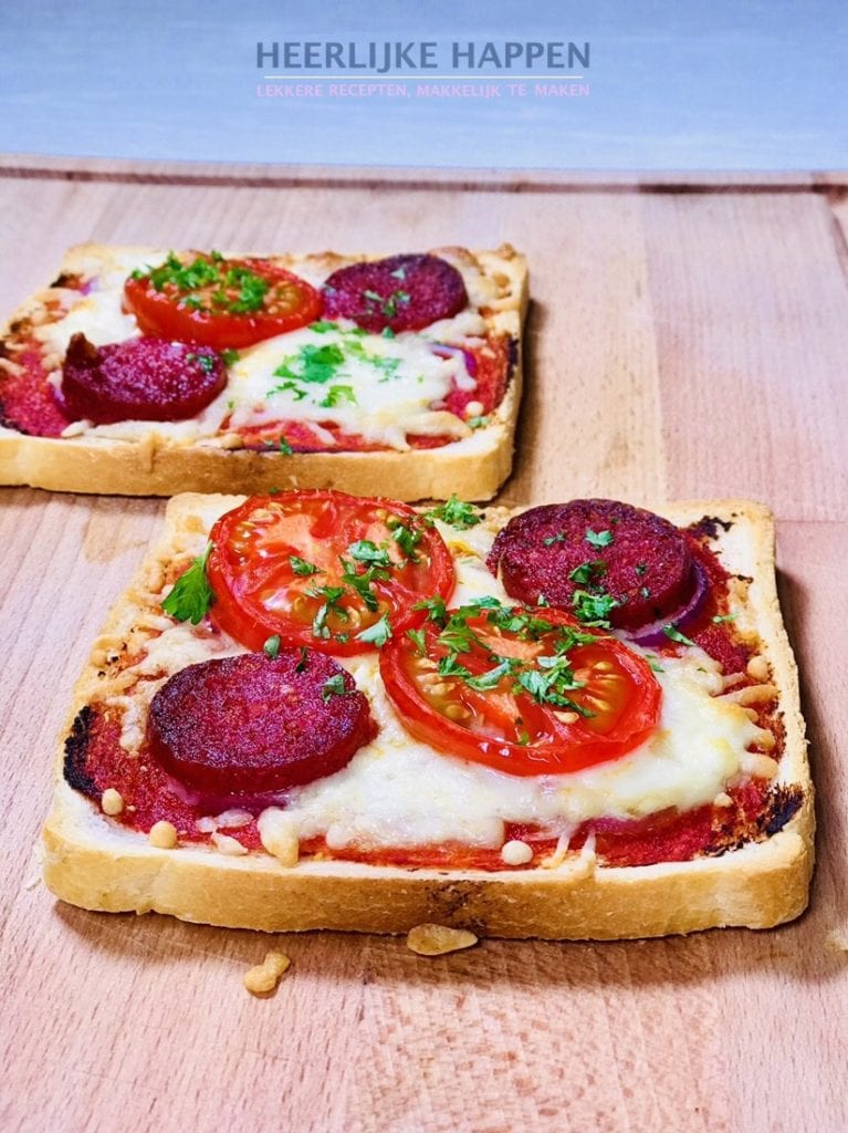 Broodpizza met salami en mozarella - Happen