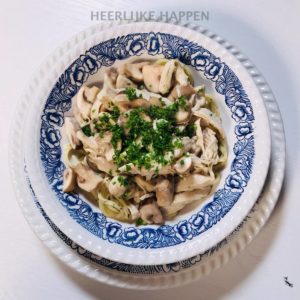 Snelle pulled chicken in roomsaus
