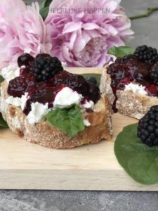 Toast met verse bramensaus en geitenkaas