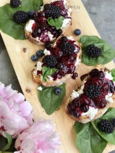 Toast met verse bramensaus en geitenkaas