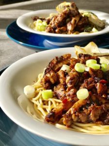 Kippedij met zwartebonensaus