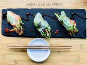 springrolls op een leuk leisteen plateautje