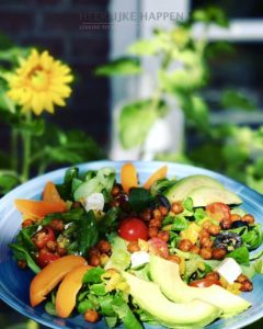 Salade met geroosterde kikkererwten