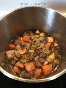 Lamsbout, Guinness, aardappels, prei, wortel en soda bread ingrediënten