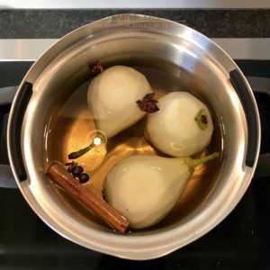 Qtee peren, Liquorccini, steranijs, kaneelstokje en specerijen op werkblad