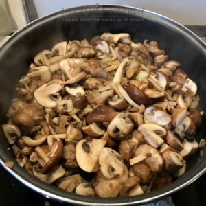Paddenstoelenmix bakken in koekenpan met ui en olijfolie