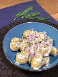 Dille aardappeltjes met rode ui