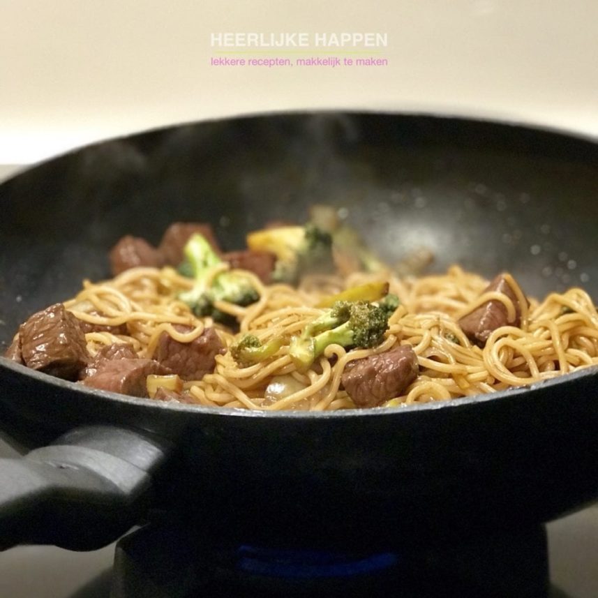 Wok noodles with steak and broccoli