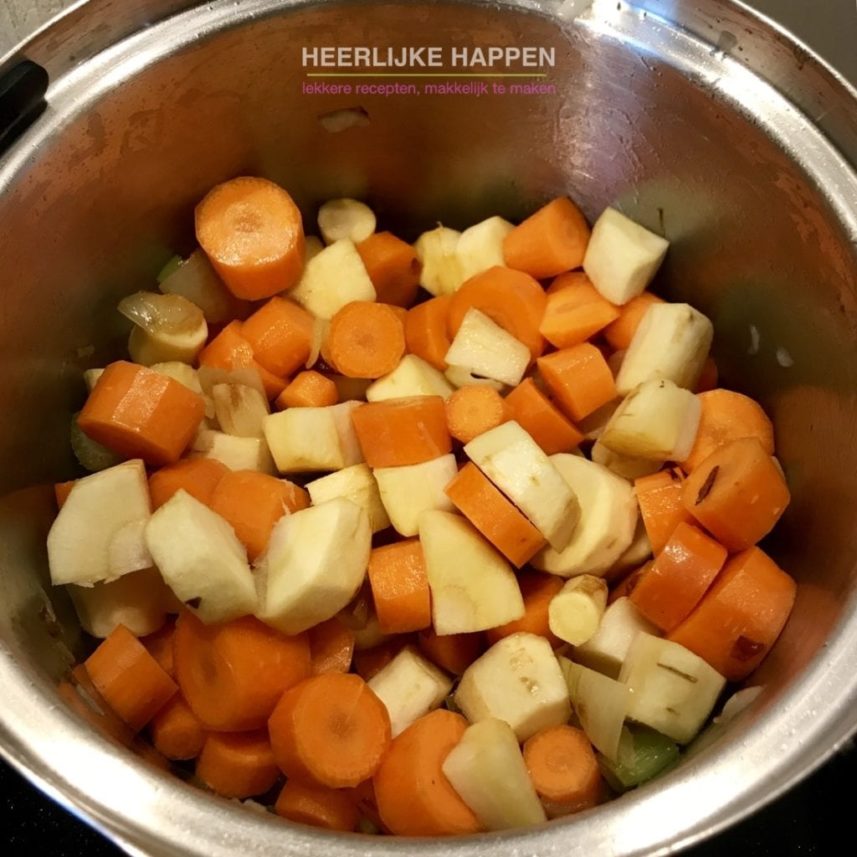 Pastinaak wortelsoep met pesto