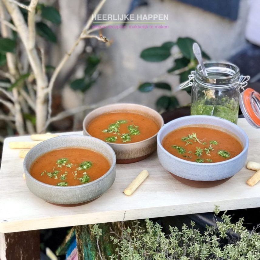 Geroosterde paprika courgette soep met pesto