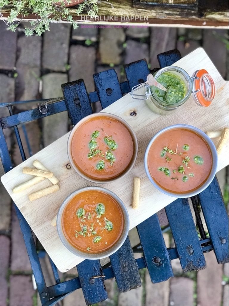 Geroosterde paprika courgette soep met pesto