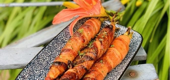 Gekruide wortels gewikkeld in bacon