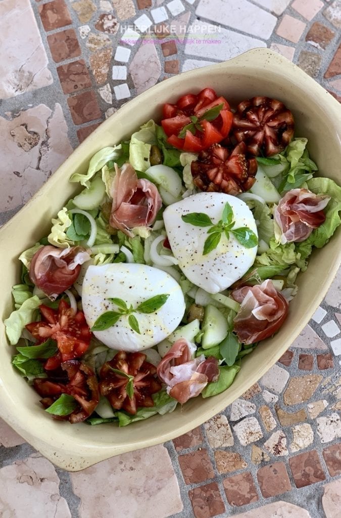 Mediterraanse salade met burrata