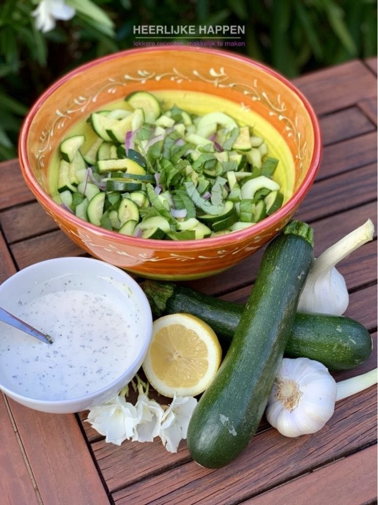Mediterraanse komkommersalade met courgette