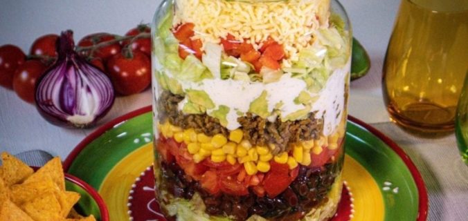 Tien lagen taco salade