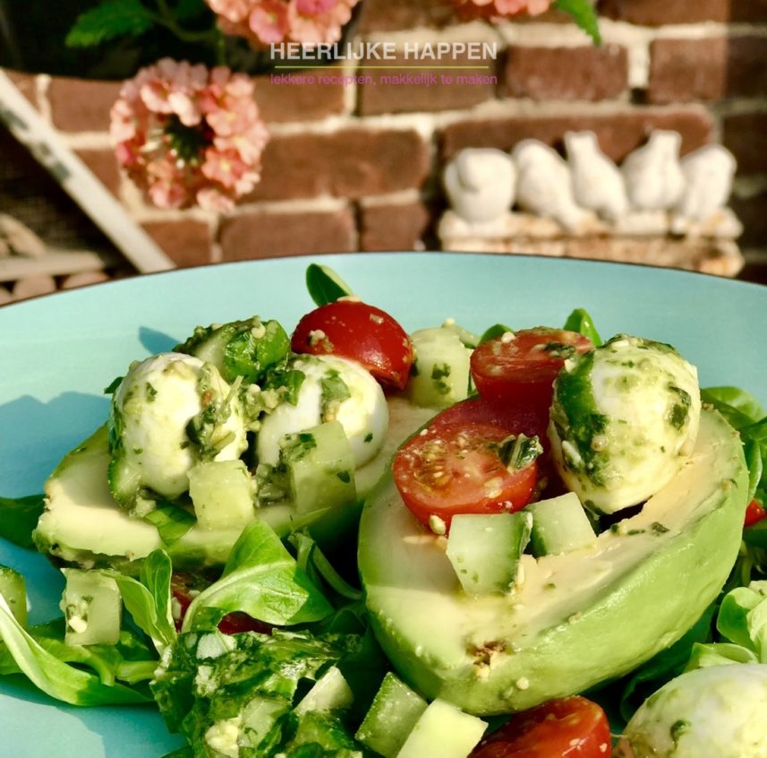 Avocado pestosalade met mozzarella