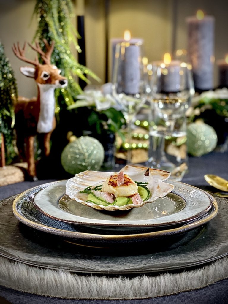 Gegrilde coquille met avacodocrème en paling