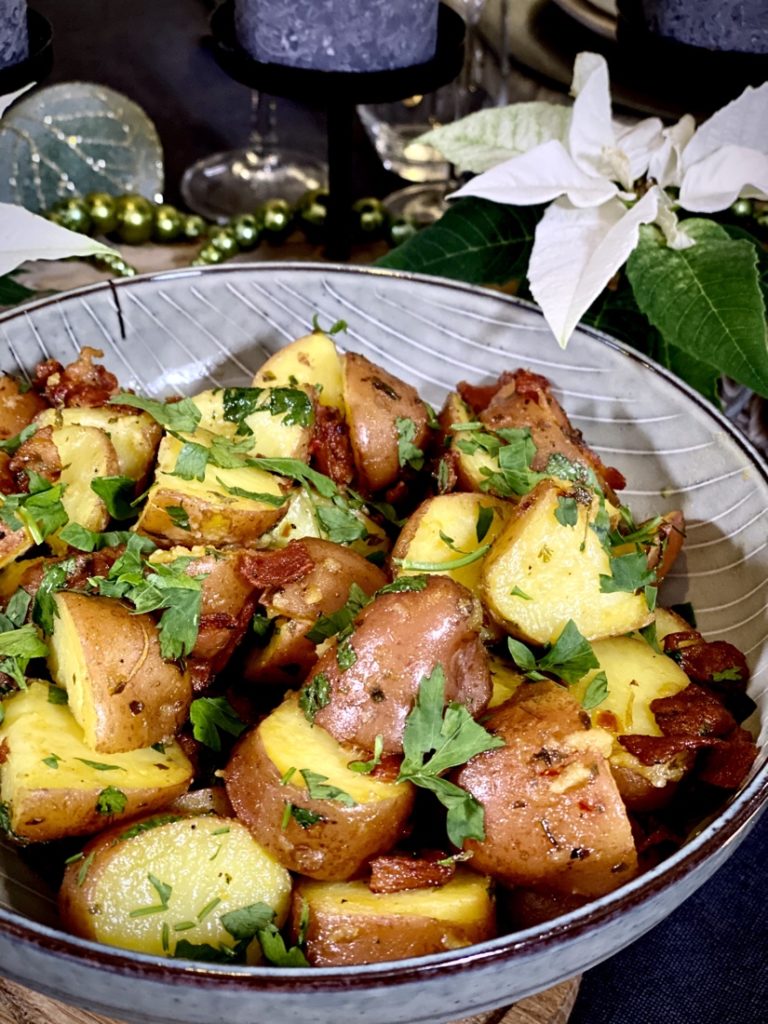 Wat is een kersttafel zonder lekkere bijgerechten? Deze lauwwarme Dijon mosterd aardappelsalade is top!