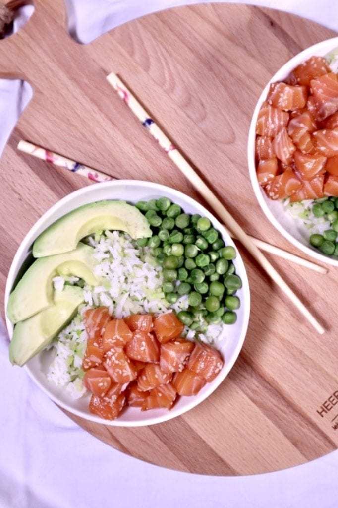 Poké bowl met zalm en broccolirijst