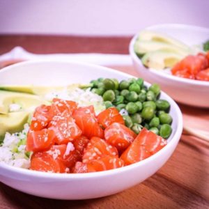 Poké bowl met zalm en broccolirijst