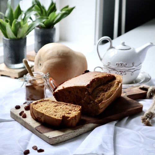 Kaneel pompoenbrood met rozijnen