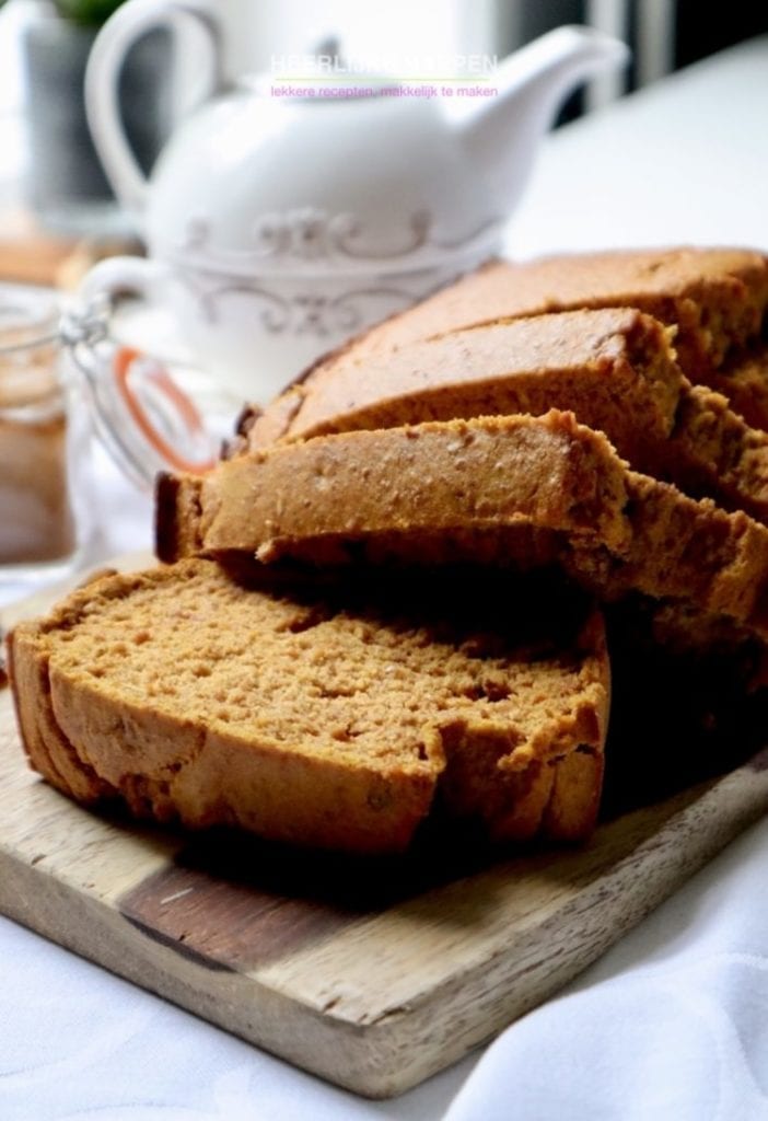 Cinnamon pumpkin bread with raisins