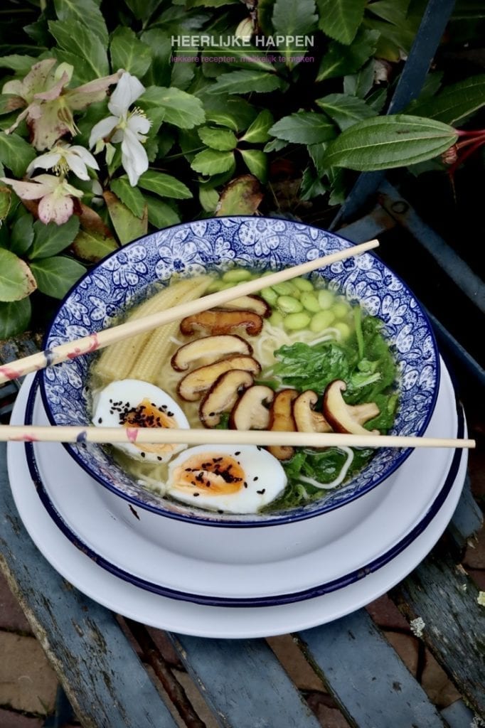 Gevulde noodle bowl met shiitakes