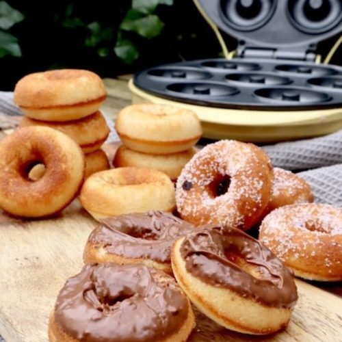 Huisgemaakte gesuikerde donuts