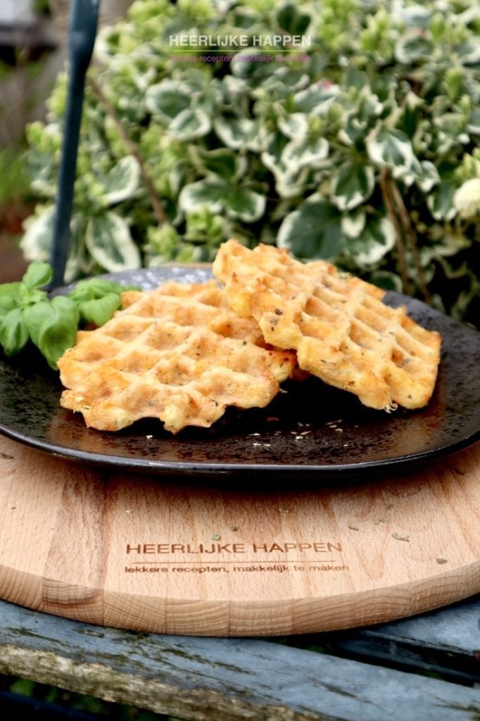 Low carb keto basilicum kaaswafels
