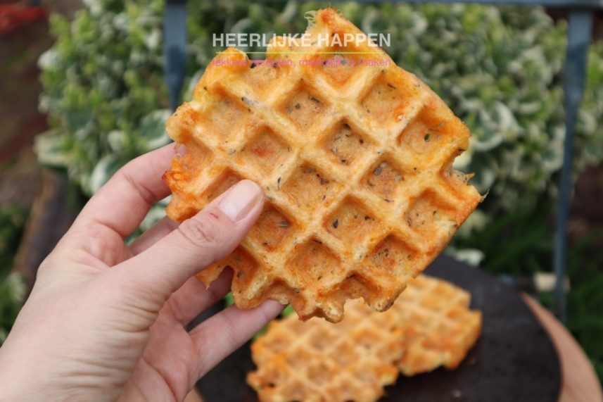 Low carb keto basilicum kaaswafels