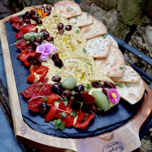 Bourgondische hummus plank met olijven