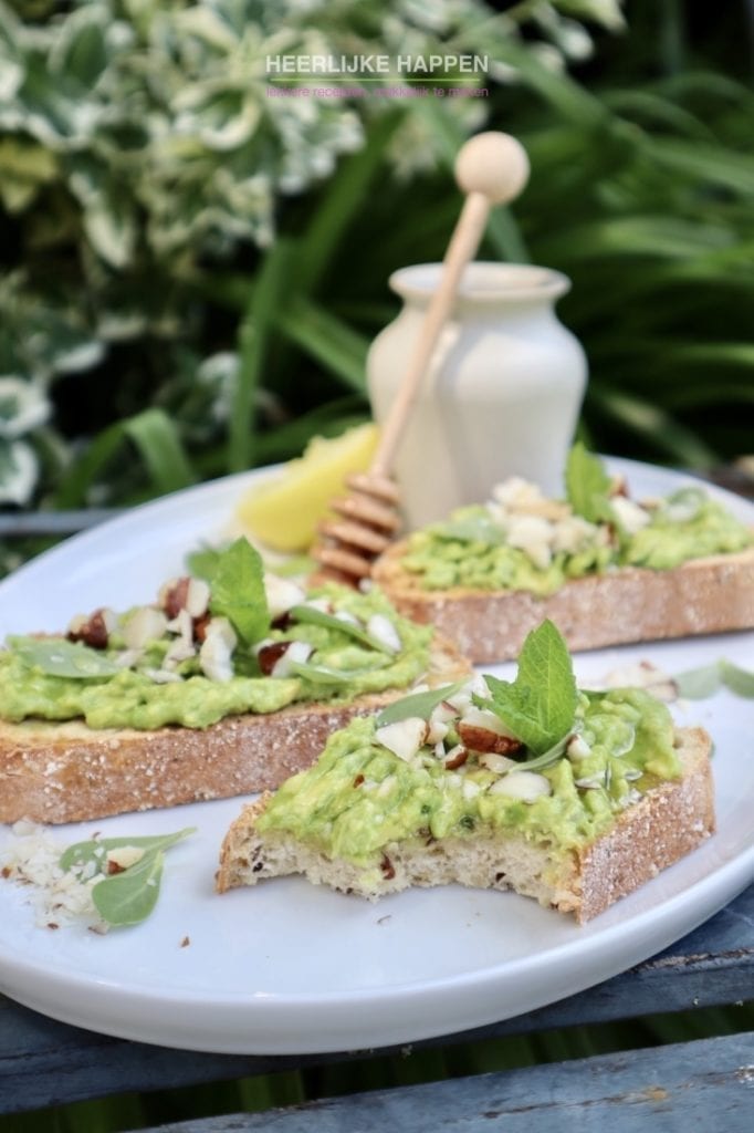 Makkelijke avocado toast met honing