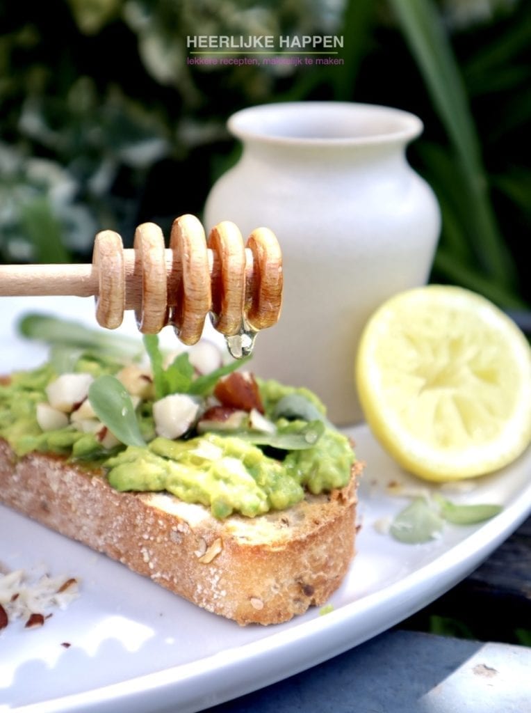 Makkelijke avocado toast met honing