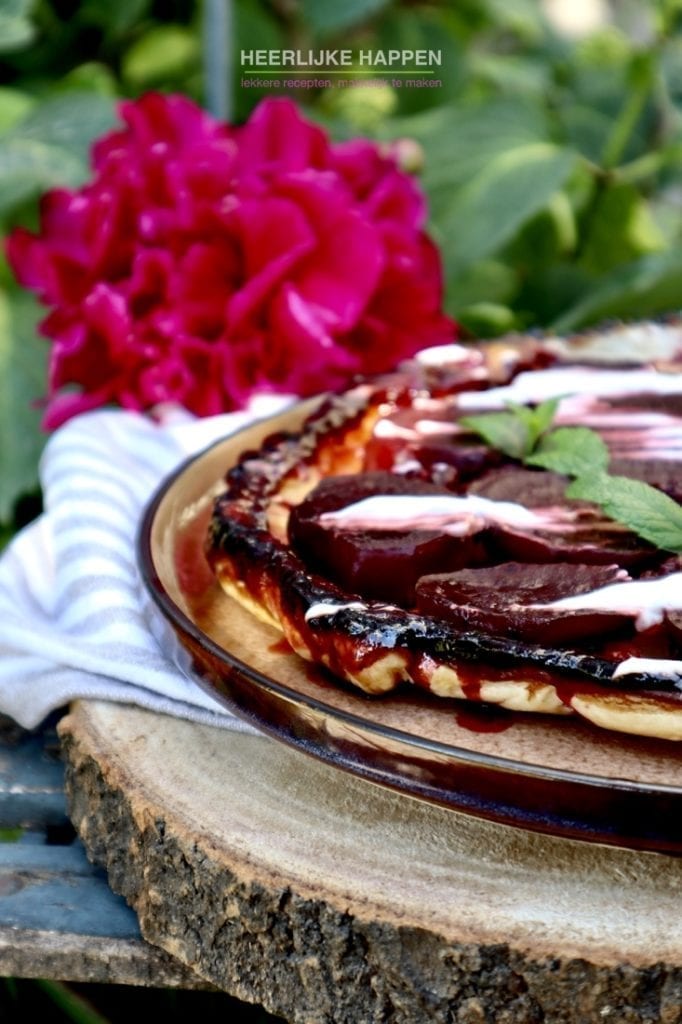 Zoete bieten en bramen tarte tatin