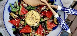 Gebakken burrata op een schaal met gegrild fruit en groenten