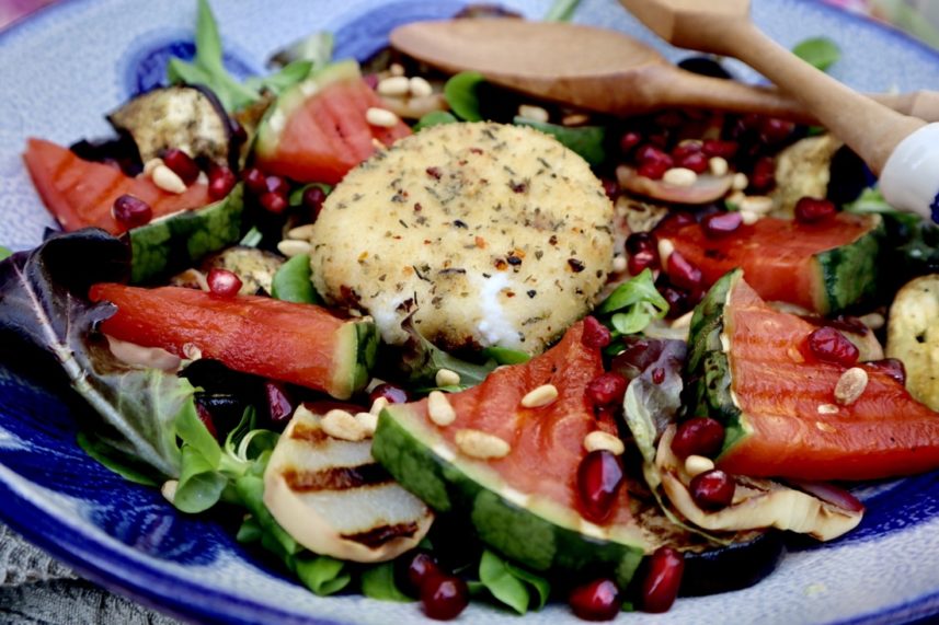 Gebakken burrata en gegrilde fruitsalade