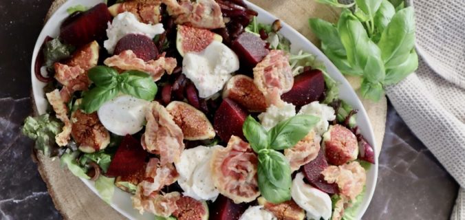 Gekarameliseerde rode ui en verse vijgen salade