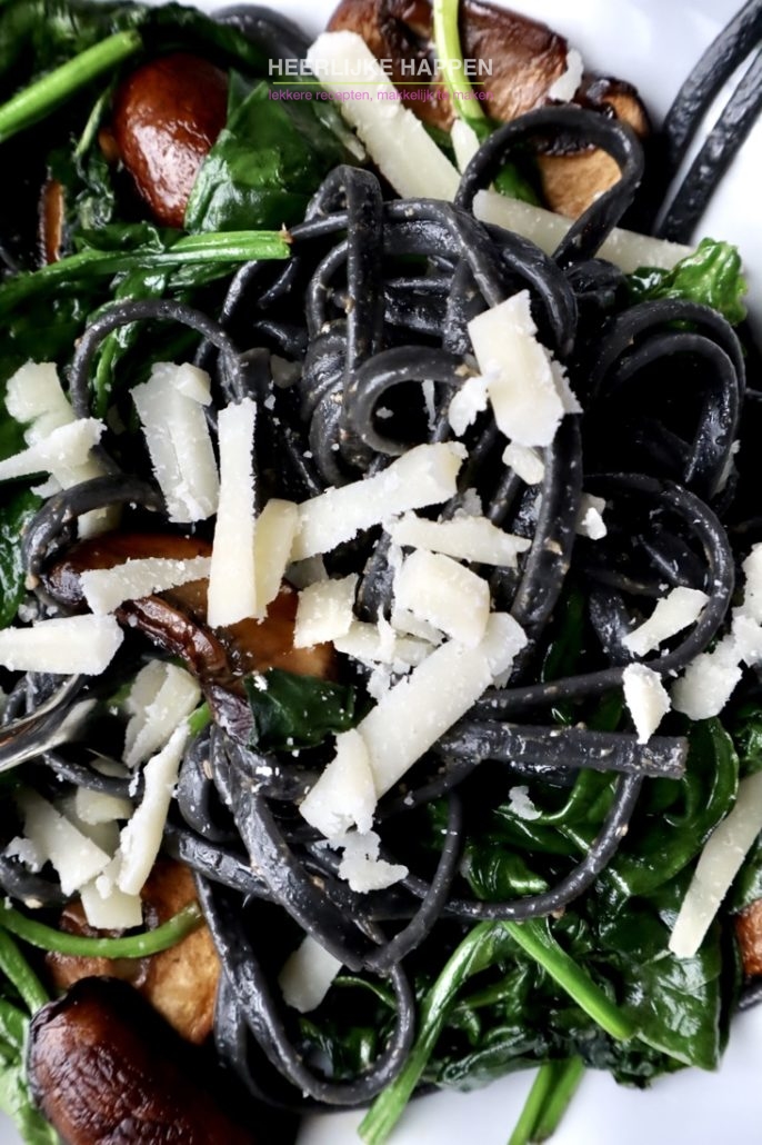Zwarte pasta met spinazie en kastanjechampignons