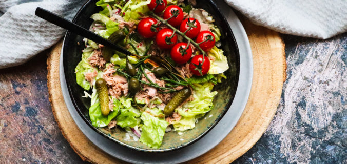 Lunch salade met tomaat en tonijn
