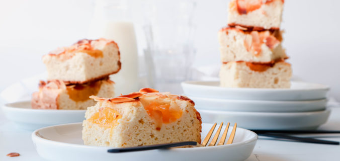 Luchtige abrikozen amandel cake