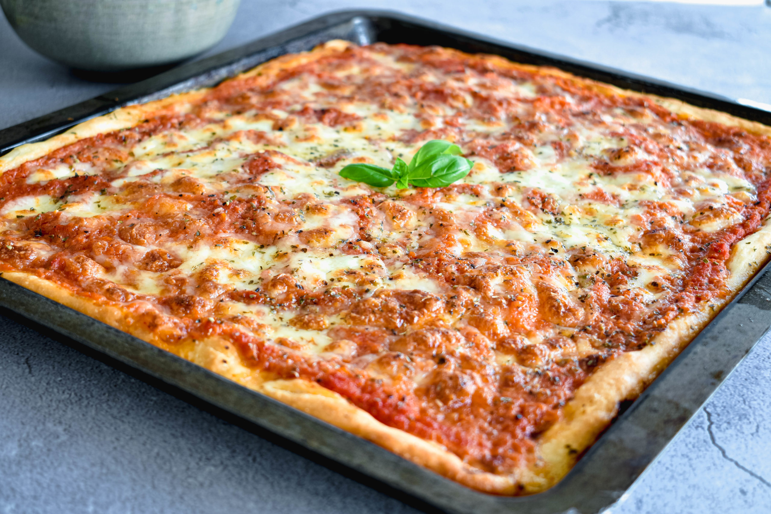 Vierkante Italiaanse pizza al taglio