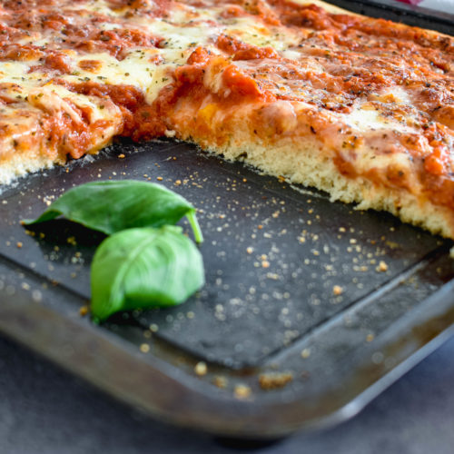 Vierkante Italiaanse pizza al taglio