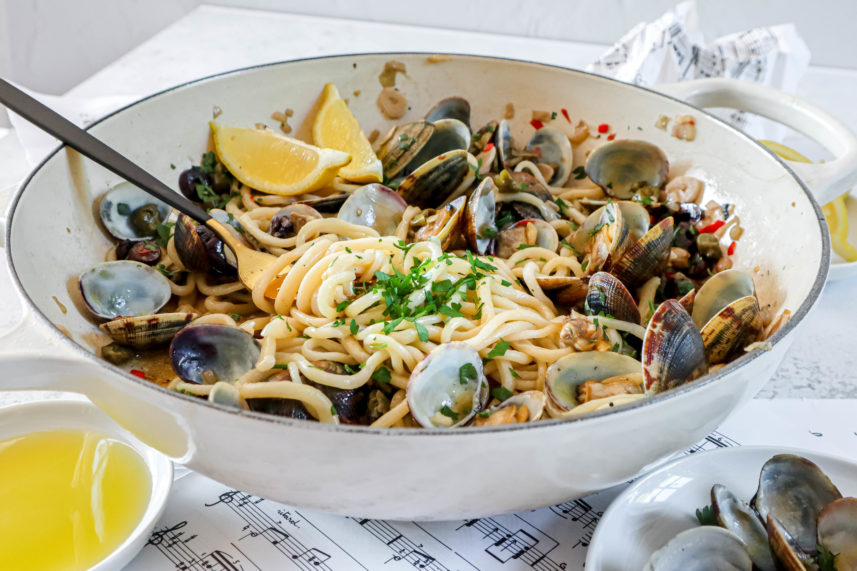 Italiaanse huisgemaakte Pici pasta vongole