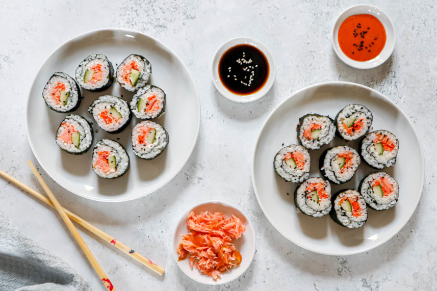 Huisgemaakte zalm sushi met roomkaas