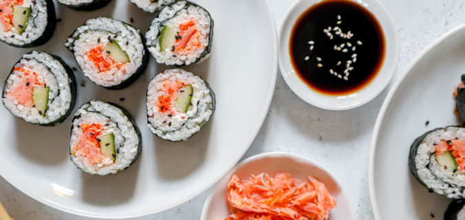 Huisgemaakte zalm sushi met roomkaas